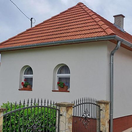 Vila Manipura Szemenyecsörnye Exteriér fotografie